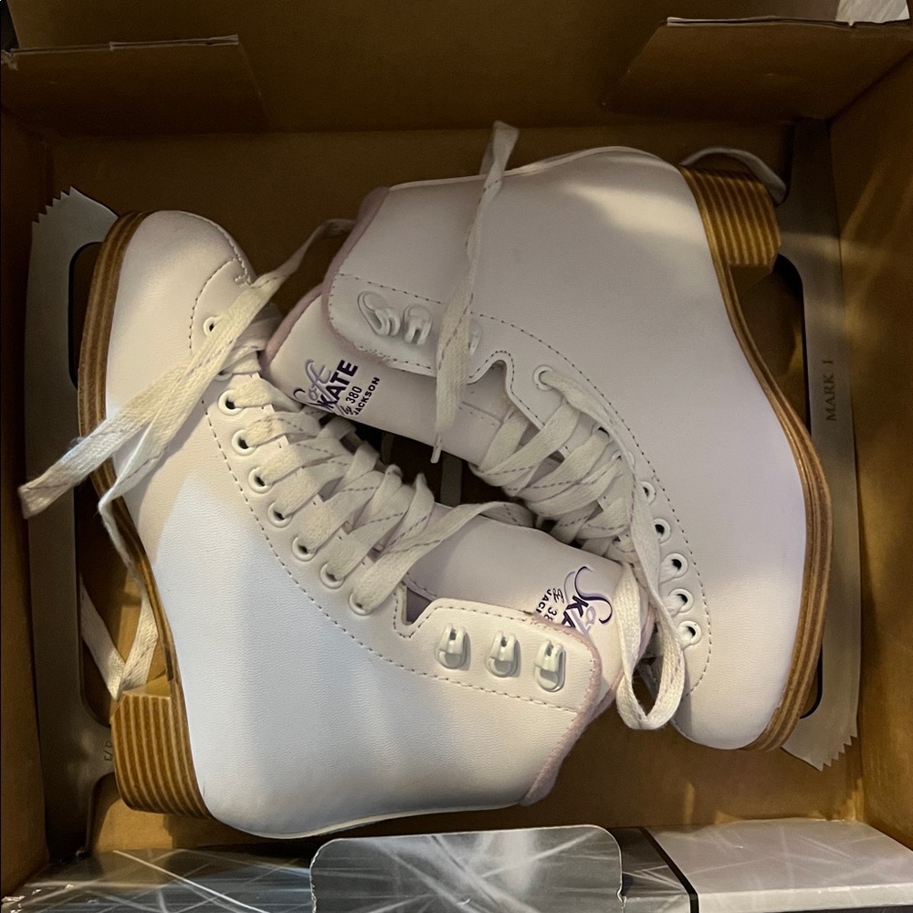 Jackson Ultima SoftSkate 380 figure skates Girl Size 3 Brand NEW